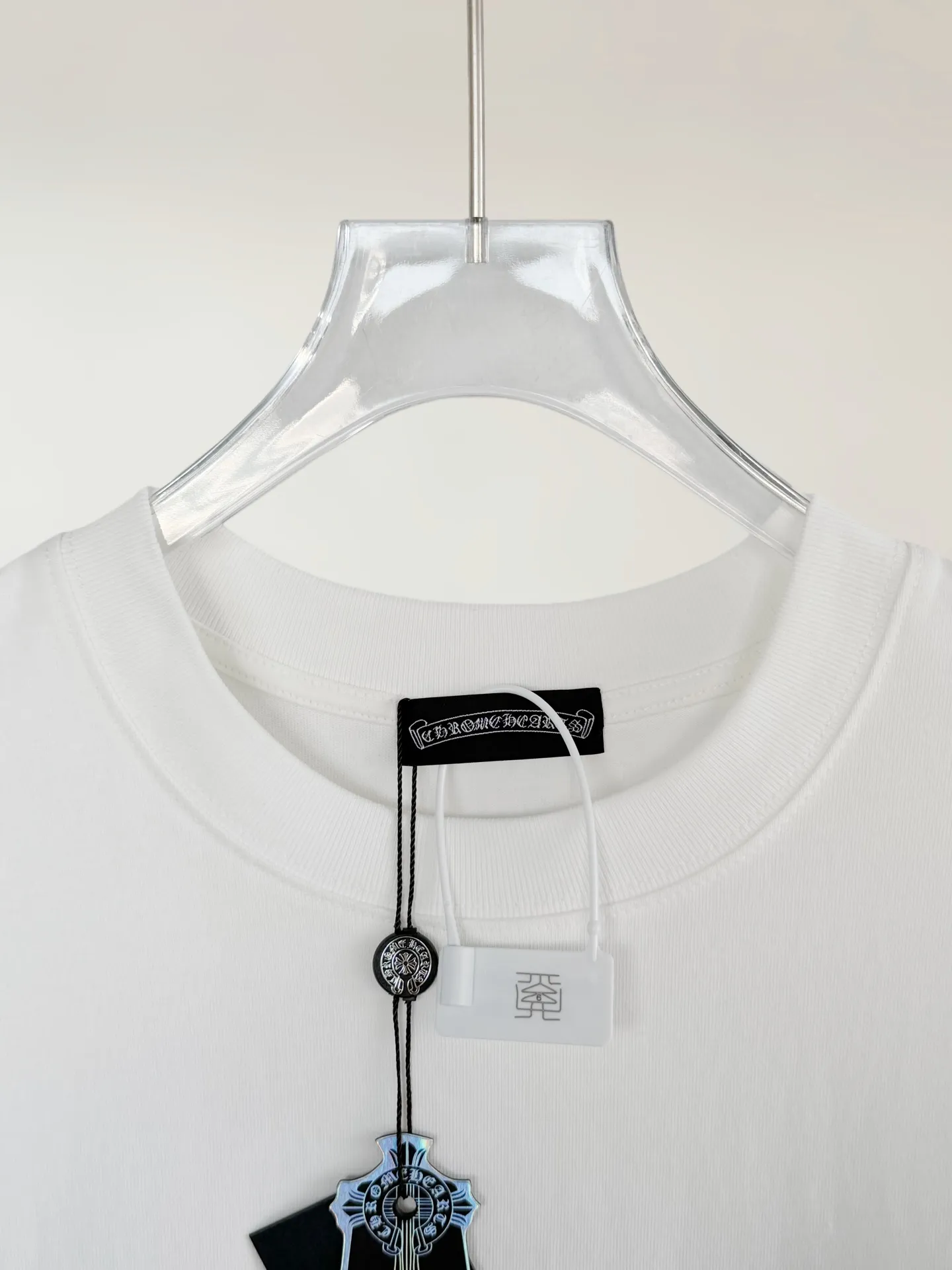 P170 [High Quality] Chrome hearts T-shirt short sleeve. The new model is embroidered with leather horseshoe logo on the front and back, and the back panel is designed with leather ten-rivet embroidery. High-end custom-made 32-count 285-gram fabric. Soft to the touch. Comfortable to wear. Exquisite stitching. Fine workmanship. The upper body effect is incomparably handsome! Same style for men and women Color: Black White Size: S to xL Size chart S: Shoulder width 51 - Bust 55 - Clothing length 70 M: Shoulder width 53 - Bust 57 - Clothing length 72 L: Shoulder width 55 - Bust 59 - Clothing length 74 XL: Shoulder width 57 - Bust 61 - Clothing length 76